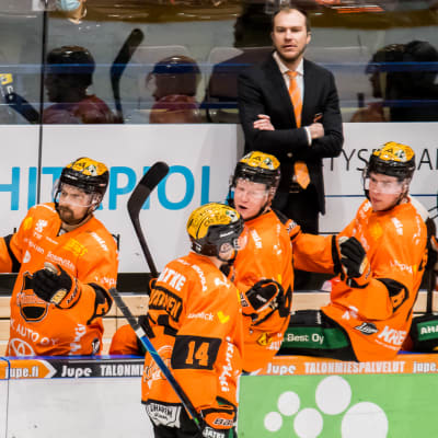 Toni Suuronen firar mål med KooKoos bänk.