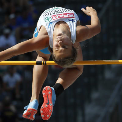 Maria Huntington flyger över ribban