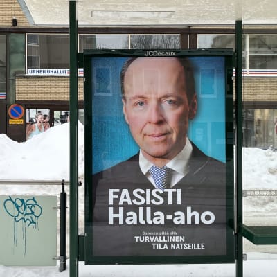 En fejkad valaffisch där presidentkandidat Jussi Hallo-aho benämns fascist.  