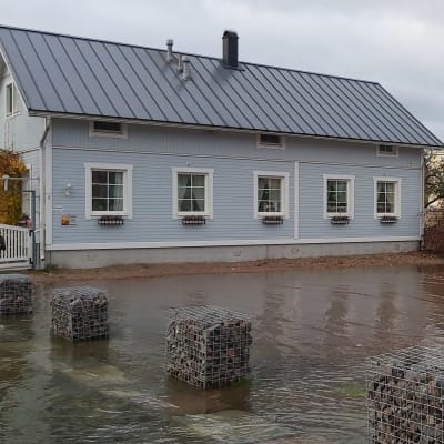Översvämmat torg i Gamla stan i Ekenäs.