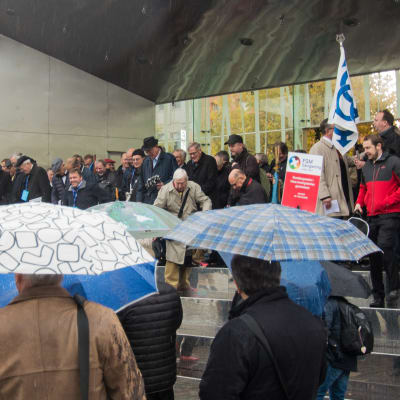 Körsångare samlade på torget i Vasa.