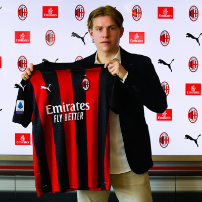 Jens Petter Hauge presenteras av AC Milan.