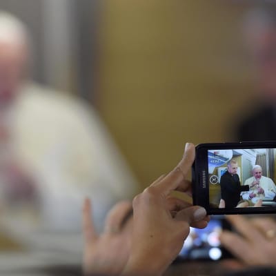 Påven fotograferas med mobiltelefon.
