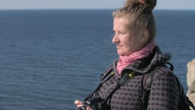 Janne Kútimaa tittar på havet