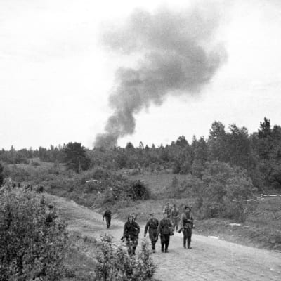 Sotilaita vetäytymässä Syväriltä Jatkosodassa 1944.