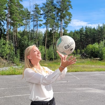 Sandra Bergqvist med en boll.