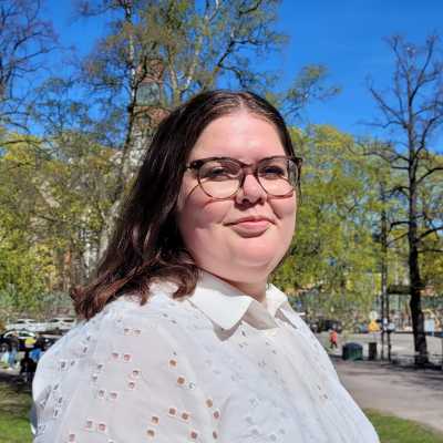 Nina Malaska med vit skjorta utanför Helsingfors arbis.