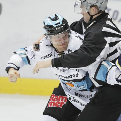 Ben Blood och Siim Liivik slåss under ishockeyligamatch.