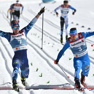 Joni Mäki (till vänster) var med om att vinna Finlands andra VM-silver i Oberstdorf.