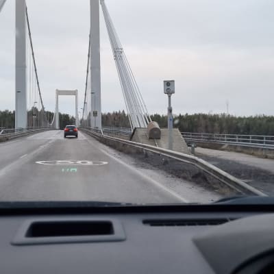 Hastighetskamera på Rävsundsbron i Pargas.