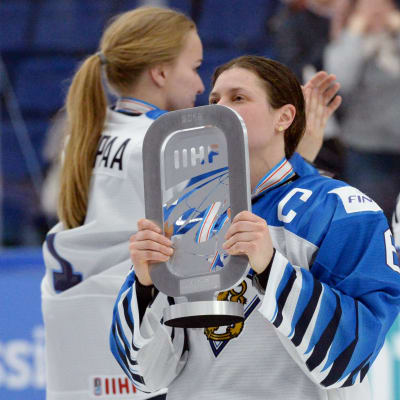 Jenni Hiirikoski efter finalförlusten mot USA.