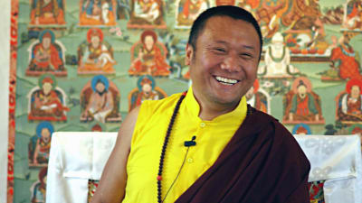 Porträtt Tulku Dakpa Rinpoche, Danakosha buddhistcenter Helsinki.
