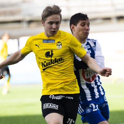 Axel Vidjeskog i KuPS mot HJK.