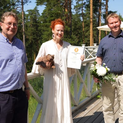Kuvassa Tuomas Perheentupa (vasemmalla, kehittämisjohtaja, Suomen Kylät) Saimi Hoyer ja Petri Rinne (puheenjohtaja, Suomen Kylät). Saimin palkintopuhe kuvattiin kesällä Hotelli Punkaharjulla.