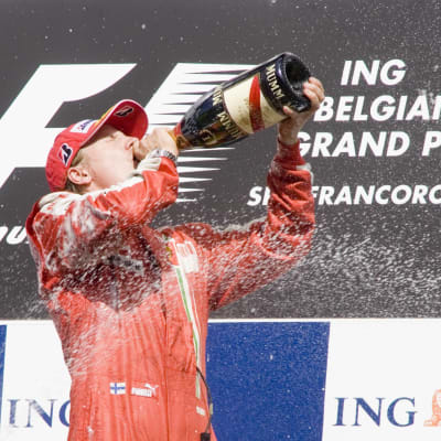 Kimi Räikkönen juo samppanjapullosta Belgian gp:n voiton jälkeen.