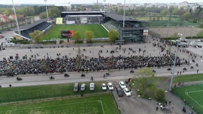 Luftfoto av hundratals motorcyklar som är parkerad framför Kuppis fotbollsstadion i Åbo.