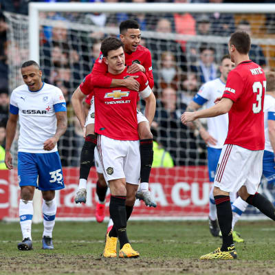 Harry Maguire jublar med två lagkamrater