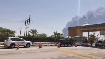 En skärmdump från en videoupptagning utanför oljeraffinaderiet Abqaiq visade ett stort rökmoln ännu på lördag morgon. 
