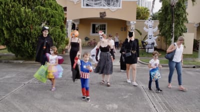 Au pairit -sarjan Jennin perhe lähdössä viettämään Halloweenia. 