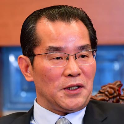 Kinas ambassadör i Sverige, Gui Congyou, har hotat Sverige med ekonomiska påföljder efter att Sveriges kulturminister deltog i en ceremoni där den i Kina fängslade bokförläggaren Gui MInhai fick ett yttrandefrihetspris.