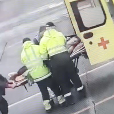 Videobilder av hur den medvetslösa Navalnyj tas till sjukhuset i Omsk med en ambulans, har spridits över hela Ryssland via sociala medier.