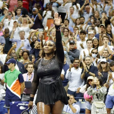Serena Williams vinkar till publiken.