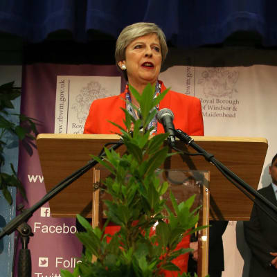 Theresa May håller tal tidigt på morgonen den 9 juni efter att ha säkrat sin plats i parlamentet.