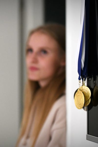 Mia Åstrand med guldmedaljer i förgrunden.