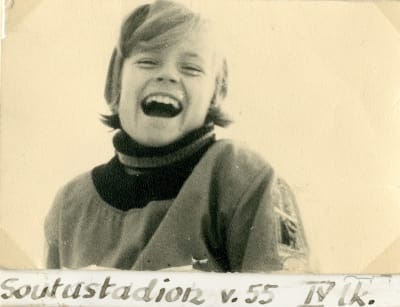 Kaarina Suonio iloisena nuorena tyttönä Soutstadionilla vuonna 1955.