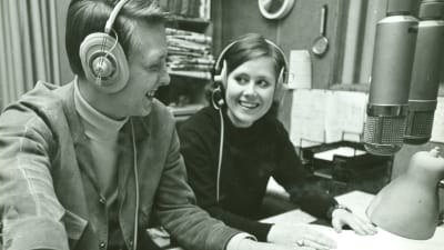 Man och kvinna i radiostudio, bild från slutet av 1960-talet