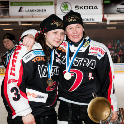 Jenni Hiirikoski och Riikka Välilä firar FM-guldet.