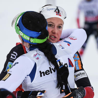Krista Pärmäkoski gratulerar Ingvild Flugstad Östberg, Tour de Ski 2018.