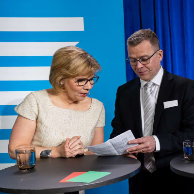 Anna-Maja Henriksson och Petteri Orpo vid ett bord
