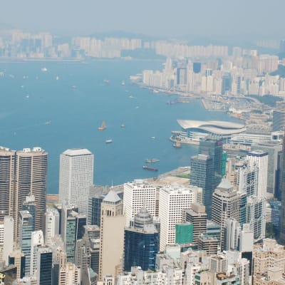 Vy över staden Hongkong. Hongkong är det ledande finanscentrumet i Asien. Också många västländer har gjort massiva investeringar i den förra brittiska kolonin