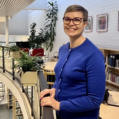 Viestintäyrittäjä Aino Pajukangas kirjoitti kirjan Suunnannäyttäjät. 