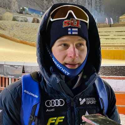 Remi Lindholm svarar på frågor.