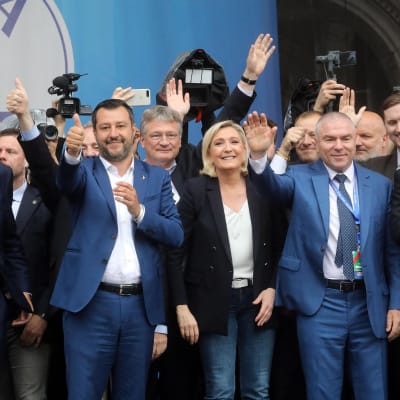 Euroopan oikeistopopulistit kokoontuivat reilu viikko sitten Milanossa. Kuvassa Hollannin Geert Wilders (vas.), Italian Matteo Salvini ja Ranskan Marine Le Pen.