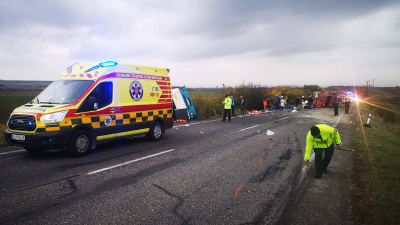 Olycksplats, en buss och en lastbil har krockat i Nitra i Slovakien.