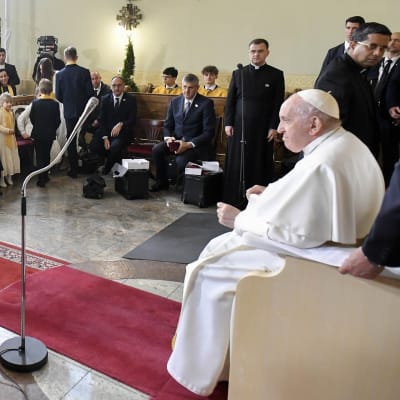 Påven besöker en grekisk-katolsk kyrka i Budapest.