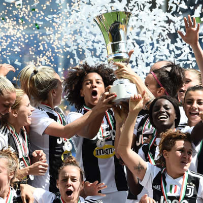 Juventus-damerna firar cuptiteln.