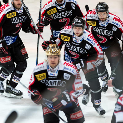 JYP:s första anstormning bar hela vägen till seger.