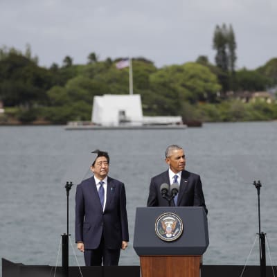Japanin presidentti Shinzo Abe ja Yhdysvaltain presidentti Barack Obama tapasivat Havaijilla, Pearl Harborissa.