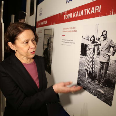 Riitta Kajatkarin äiti Toini Kajatkari teki Haapasaarta tunnetuksi ja pääsi osalliseksi Kasvoja Kymenlaaksosta -näyttelyä.