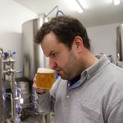 Panimoyrittäjä Mikko Suur-Uski tarkkailee oluen laatua paitsi maun osalta - myös sen tuoksua.