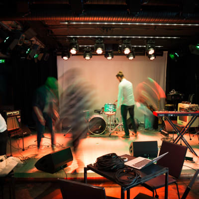 Bändi tekee sound checkiä Muusikkojen Liiton klubilla, G Livelabissa.