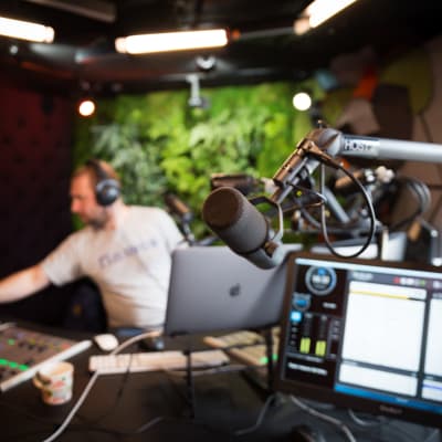 Antti Lehtinen juontamassa Radio Helsingin iltapäivää.