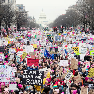 Naisten marssi keräsi tammikuussa satojatuhansia mielenosoittajia Washingtoniin vastustamaan presidentti Donald Trumpia.