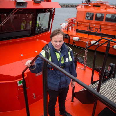 Luotsi Tarmo Nuutinen on aiemmin kulkenut maailman merillä rahtilaivan kapteenina.