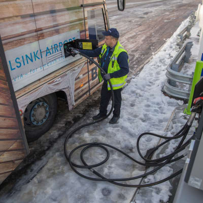 Kuljettaja Kimmo Vehkaoja tankkaa lentokenttäbussiin uusiutuvaa dieseliä Helsinki-Vantaan lentoasemalla 14.12.2017.