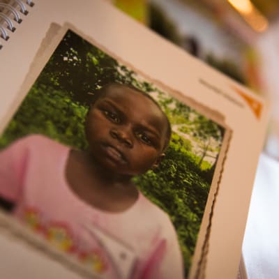 Ugandalainen Agnes oli vain viisivuotias, kun Nina Nieminen ryhtyi hänen kummikseen.